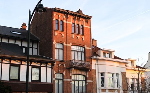 Une photo de 4 immeubles dans la rue